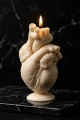 Bezzapachowa świeca sojowa w kształcie anatomicznego serca w kremowym kolorze.png